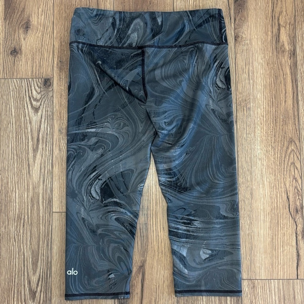 Alo Yoga Airbrush Capri Crop Leggings In Black Marble Women's Size Small 19"